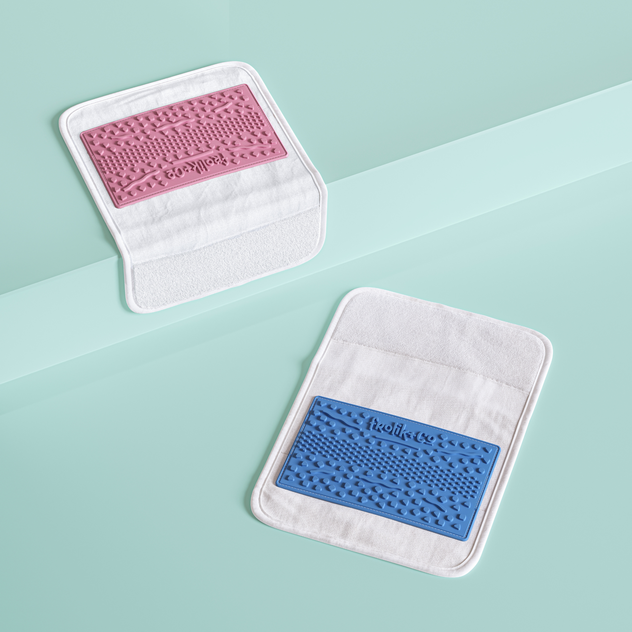 Made with double-layer, ultra-absorbent jersey — keeps  your carrier dry and cleaner, for longer.